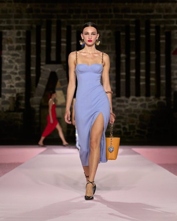 كارولينا هيريرا تلتقي بالغروب المكسيكي في مجموعة ريزورت 2025 والنتيجة تصاميم فريدة من نوعها